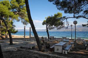 Apartments with a parking space Supetar, Brac - 5612