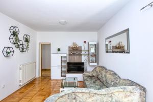 Apartments with parking space Murter - 5088