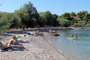 Apartments with a parking space Mirca, Brac - 728