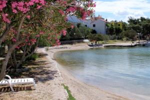 Apartments by the sea Grebastica, Sibenik - 6437 