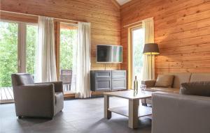 Stunning Home In Heel With Lake View