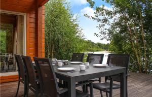 Stunning Home In Heel With Lake View