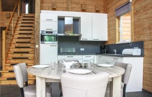 Stunning Home In Heel With Lake View