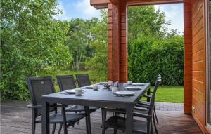 Stunning Home In Heel With Lake View