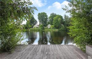 Stunning Home In Heel With Lake View