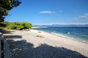 Seaside apartments with a swimming pool Supetar, Brac - 11360