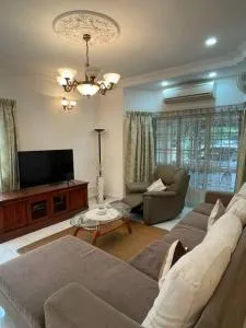 Cozy NEW Kajang Homestay NETFLIX and BBQ 12 pax - Kampong Sungai Pening