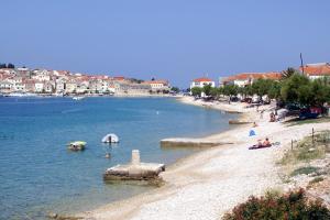 Apartments by the sea Primosten - 9687