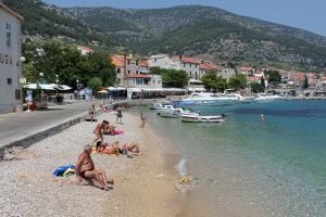 Apartments by the sea Bol, Brac - 13539