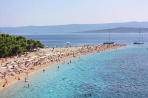 Apartments by the sea Bol, Brac - 13539