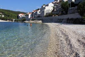 Apartments by the sea Pucisca, Brac - 15381