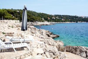 Apartments by the sea Primosten - 15704