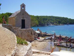 Apartments with a parking space Milna, Brac - 11088