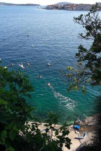 Apartments by the sea Brodarica, Sibenik - 921 