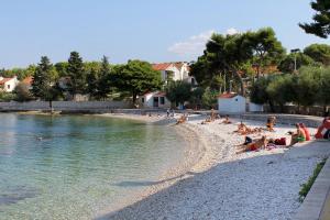 Apartments with a swimming pool Sutivan, Brac - 16235