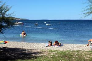 Apartments by the sea Mirca, Brac - 2853