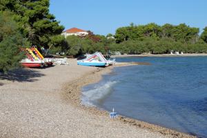 Apartments with parking space Supetar, Brac - 2845