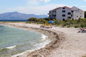 Apartments by the sea Mirca, Brac - 2886