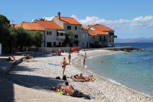 Family friendly apartments with a swimming pool Sutivan, Brac - 16593