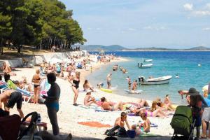 Family friendly apartments with a swimming pool Primosten - 17252 