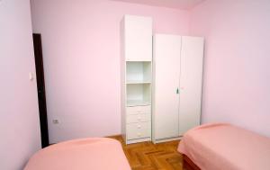 Apartments by the sea Bilo, Primosten - 4806