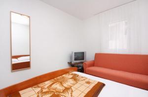 Apartments with parking space Murter - 5084