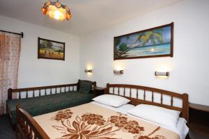 Apartments with a parking space Murter - 5102