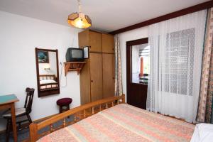 Apartments with a parking space Murter - 5102