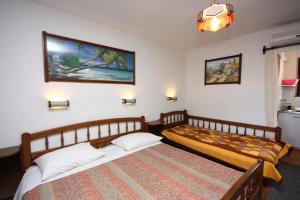 Apartments with a parking space Murter - 5102