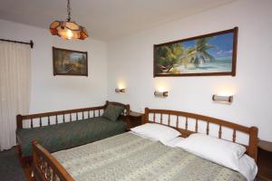 Apartments with a parking space Murter - 5102