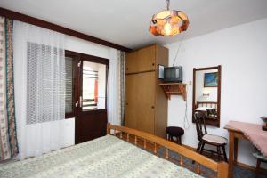 Apartments with a parking space Murter - 5102