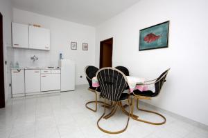 Apartments with a parking space Murter - 5115