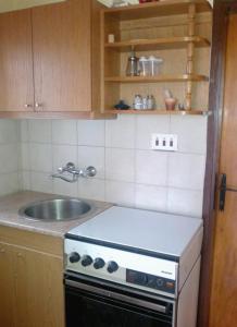 Apartments with parking space Murter - 5117