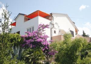 Apartments with parking space Murter - 5122