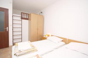 Apartments with a parking space Murter - 5122