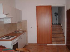 Apartments with a parking space Murter - 5122