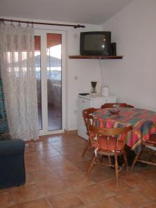 Apartments with a parking space Murter - 5122