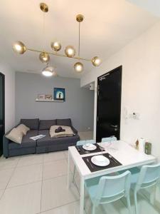 Almas Suites Sofa Bed 4pax Netflix By STAY