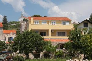 Apartments with parking space Murter - 5100