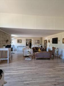 Villas Batisse XVIII eme, dans enceinte d'un chateau. : photos des chambres