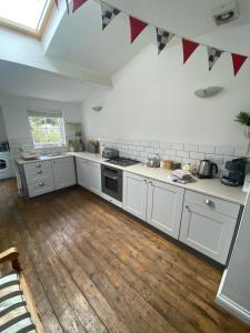 Fermaine, 50m from sea, garden, dogs, town centre