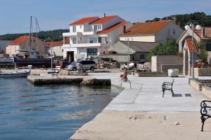 Apartments by the sea Betina, Murter - 17460