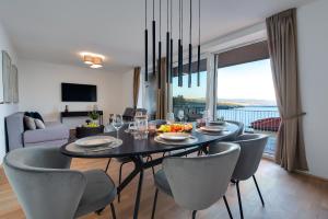 Premium apartment with beautiful sea view, short walk to the sea 