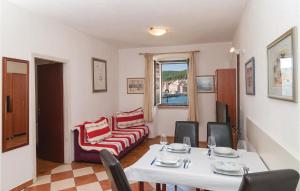 1 Bedroom Lovely Apartment In Pucisca 
