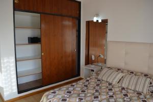 Amplia casa dos pisos, estacionamiento, patio.