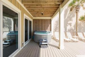 The Pelicans Nest - Beachfront 4 Bdrm 4 And Half Bath Home With Pool And Hot Tub!