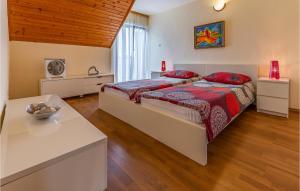 Amazing Home In Liznjan With Kitchen