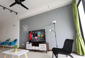 LM HomeyA 3 BdRm Coastline View condo for 4-14 Pax with Netflix & Coway Water Purifier