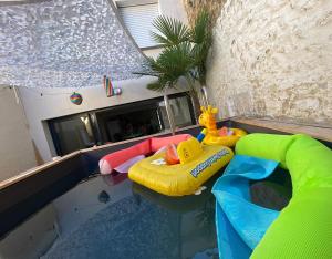 Maisons de vacances Charentaise 6-8 personnes avec piscine : Maison 4 Chambres