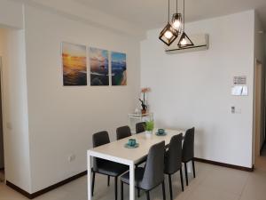 LM HomeyA 3 BdRm Coastline View condo for 4-14 Pax with Netflix & Coway Water Purifier